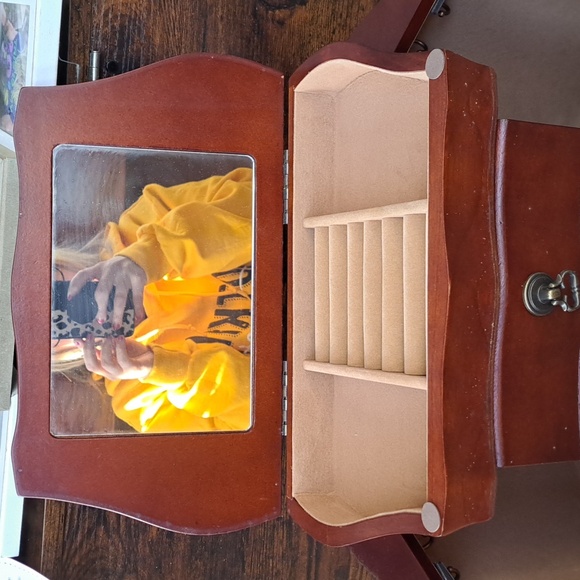 Elegant Wooden Jewelry Box - Picture 3 of 3